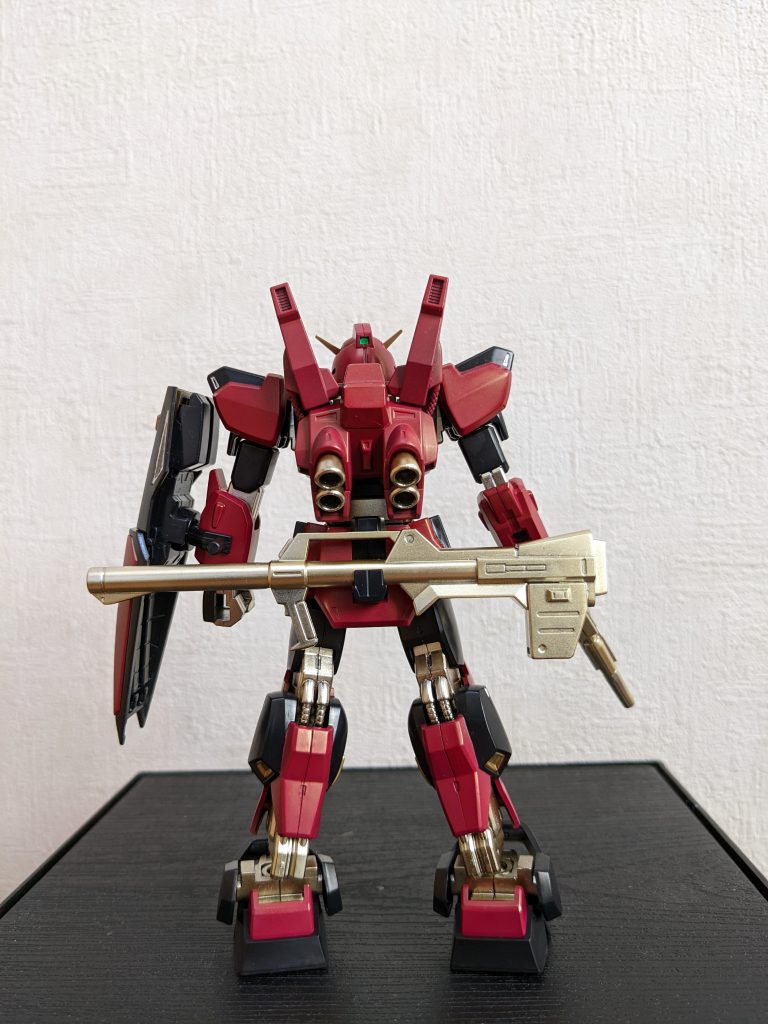 背面正面に増して金が眩しい✨関節や武器はホワイトゴールドにしてみました。ただのゴールドより控え目なので、今後、他のキットでも積極的に使っていこうかな❓