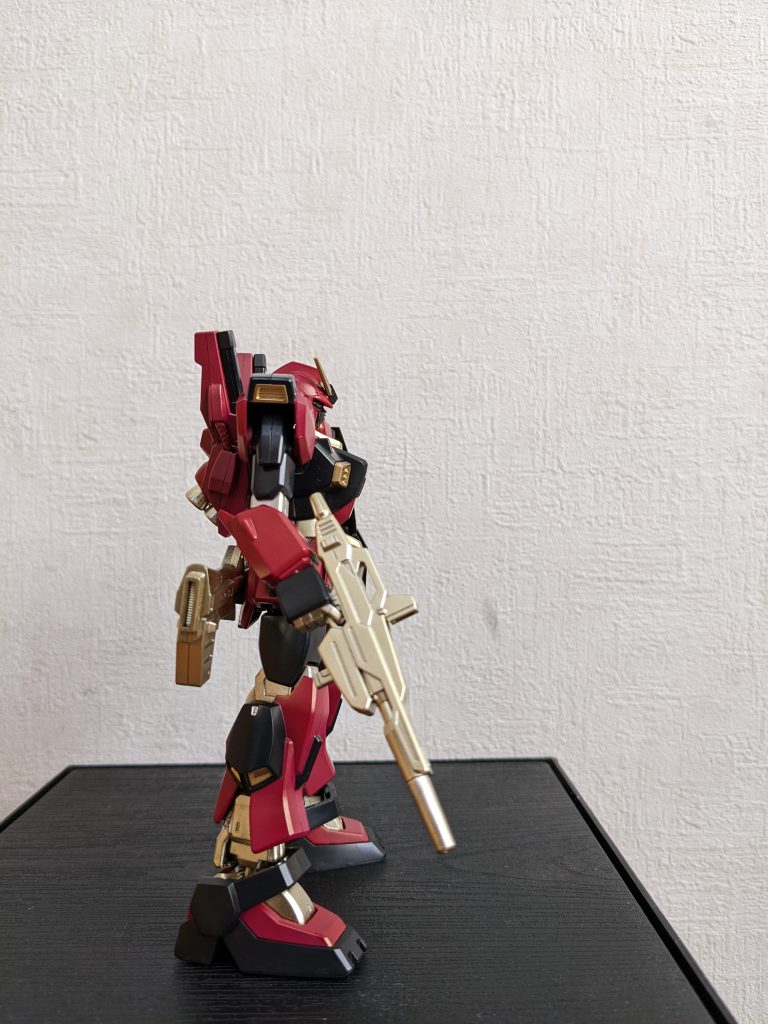 右側面アンテナ、胸ダクト、肩や脚のスラスターはゴールド。これはホワイトゴールドに統一してもよかったかな❓