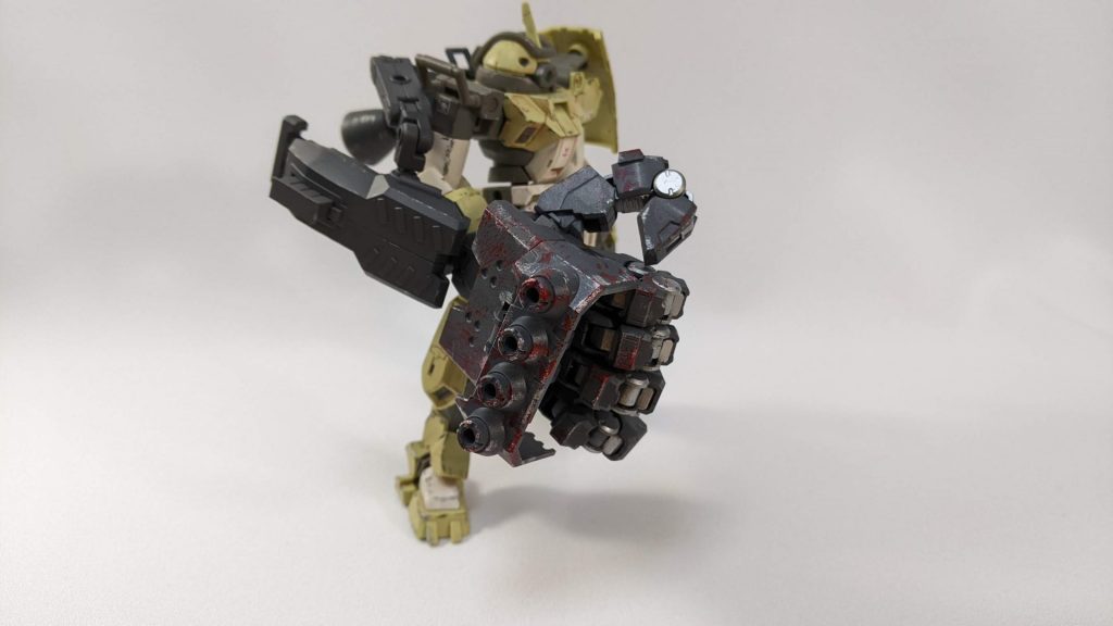 今回は大きな改造はせず、パーツ変更とウェザリングで仕上げてます。