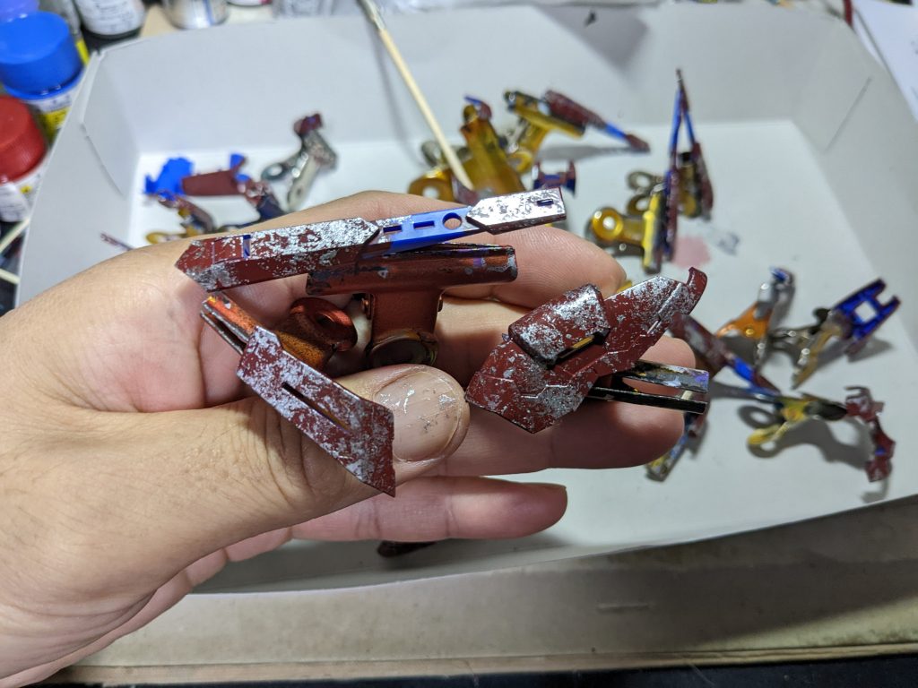 製作過程。ダークレッドの上から丸めたサランラップにシルバーつけてペタペタ。上からクリアレッド吹いて完成です。他の部分はつや消ししただけの時短フィニッシュ。↓ターンテーブルで回した動画とかありますので、よろしければ。ご覧いただきありがとうございました。https://twitter.com/sanadamutsuki/status/1594357070437830656?t=4JrC20oaRPpu6onoNsNsHg&s=19