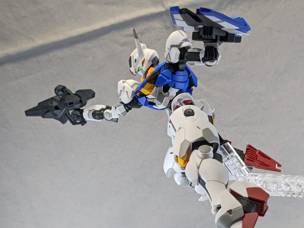 関心したのが肩アーマー。上に跳ね上がるので逆さまにならず、自然に腕が上がります。