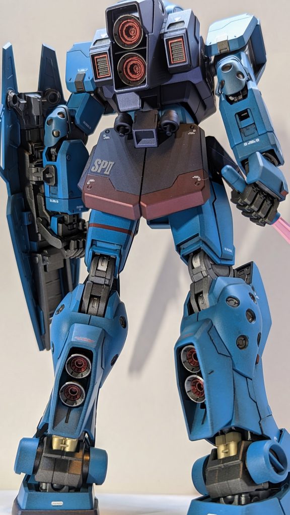 各部の可動範囲は凄まじく、多彩なポージングが可能。また、動きに応じて内部フレームやシリンダーが可動・露出しまくりで、感動。チラリズム・シリンダーは金と銀で塗らざるを得ない。濃いブルーは最近のお気に入りバーチャロンカラーのダークブルー。