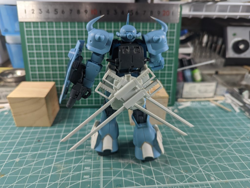 最初はHGザクをベースに高機動型ザク(地上用)を作る予定でしたが、キット化するとのことなのでベース機体をHGグフカスタムに変更しました。