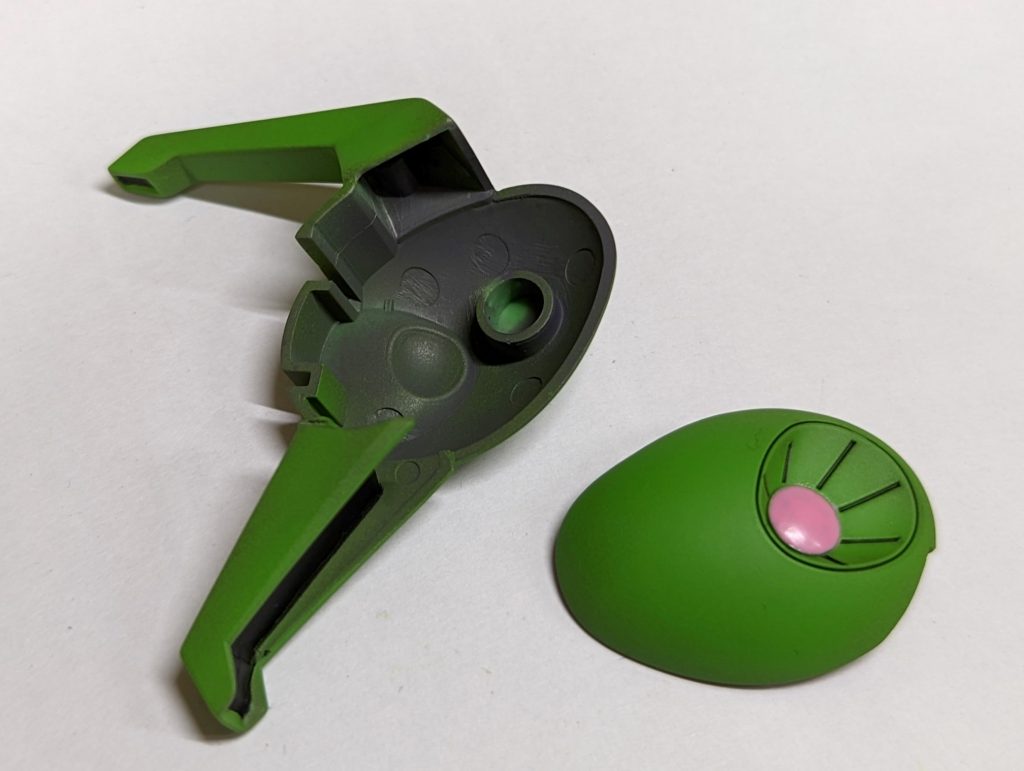 合わせ目消しがとくに大変だったのが肩アーマー。カッターのこで写真のように切断して後ハメ加工しました。あと頭部はモノアイレールのパーツを先に黒色に塗ってマスキングしてから接着し、合わせ目を消しています。