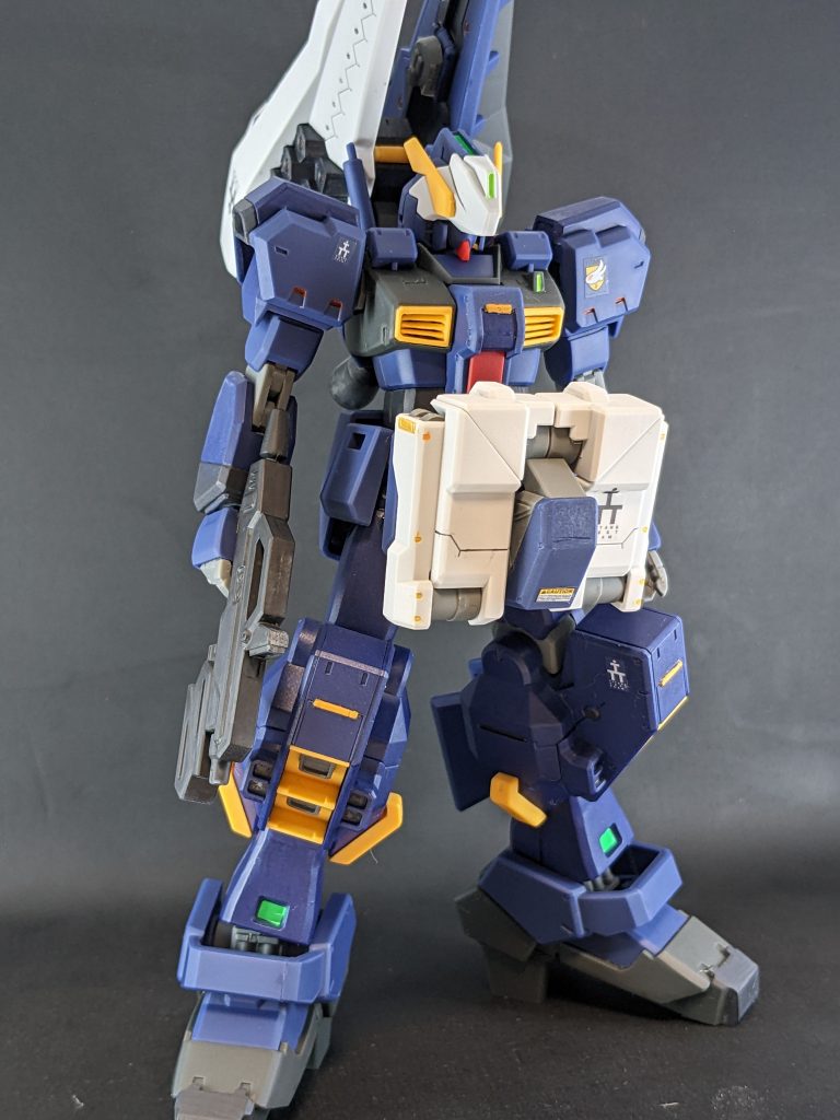 最後に別角度からの全体写真を。太もも側の関節を伸ばしたことでサブアームとニースラスターがギュッとなってる感じを解消し、スネを伸ばすことでMETAL BUILDとかあのへんっぽくなってたらいいなぁという希望こみでの改造でしたとさ。