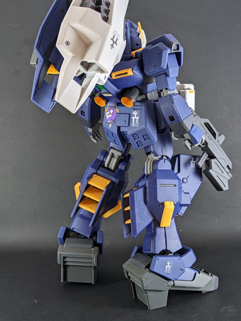 バックパックの横向きのスラスターのような小さい範囲に、隠蔽力の弱い色をどうキレイにのせるか。エアブラシなら簡単なのかもしれません(未経験のためイメージとして)が、筆でなんとかするしかないとなると重ねるしかなく、厚くなりがち。以前黄色に塗るならピンクのサフしてからがいい、なんて情報を得ましたけど、やっぱり下地処理は必要なようだなと感じました。話変わりますが強化型シールドブースターとかいう防御手段を変えたらブースター能力が下がるとかいうトレードオフみたいなのはわりと好きですね。