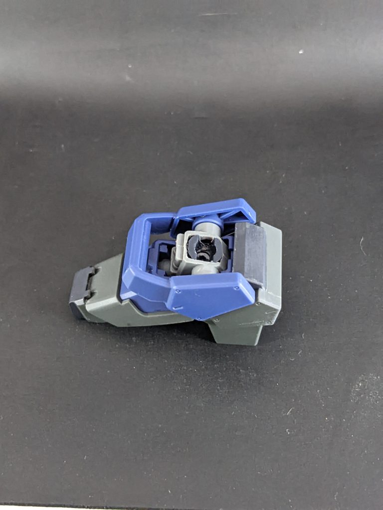 ボールジョイント!・・・しか書くことがない写真だった(笑)ちなみに今回、一部つなぎ目も消したのでクレオスのティターンズブルー2を塗ったわけですが、撹拌が悪かったのかそういうものなのか、塗っていないところと微妙な色の違いがでてしまいました。この写真のパーツは塗っていないんですが、延長した脚部は塗られています。濃さが違いますよね。あんまり気にならなかったのでそのまま完成としましたけど、統一感があってもよかった気もします。なお、じゃあティターンズブルー1は?というと、つま先とか袖口とかライフルとかの色ですね。ようは黒っぽいやつ。ブルーとはいったいうごごご