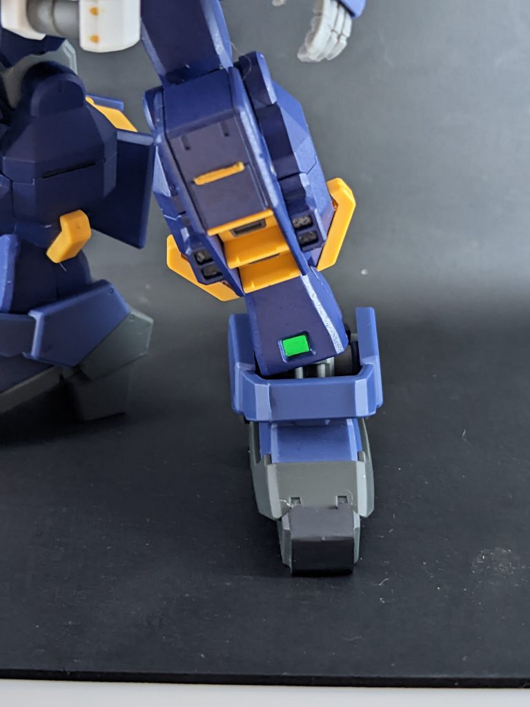 太ももから足先へのラインでいえば、以前作ったヘイズル・アウスラのほうが好みではありますが、あれはアンクルガードを独立させないと可動の邪魔になるんですよね。なので別の方法でやってみたんですが、結果としては、まぁまぁMGに近づいたかなといったところでしょうか。しかしなんであんなところにカバーなんてつけたんだろう・・・アレのせいで予備のパックにつけるぶんがなくなりましたよ、そこからの流用なので・・・