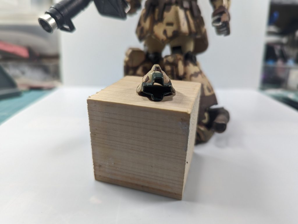 ヘルメット前面はくり抜きました。