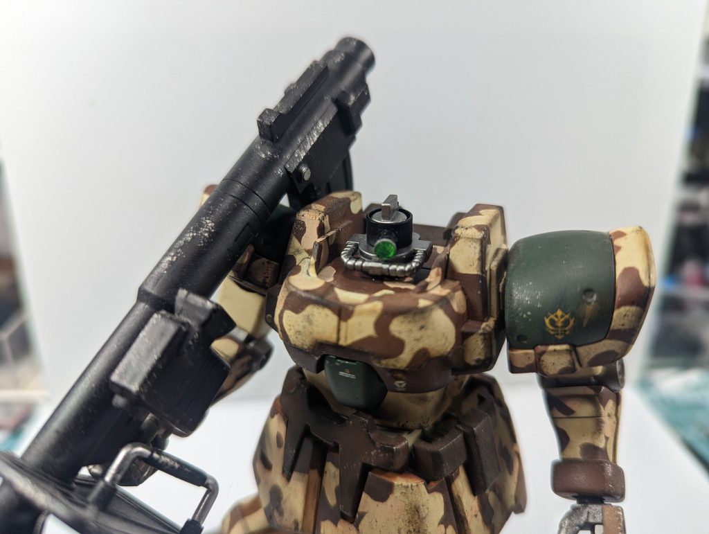 モノアイはクリアパーツに換装&プラパイプで左右に可動するよう改造。