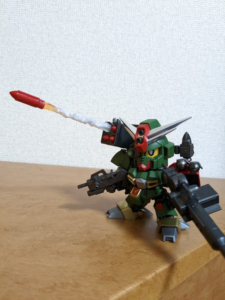 ミサイルを加工したことで、このように発射シーン再現も出来ます。エフェクトは手元にあったロボット魂のエフェクトを使用しています。