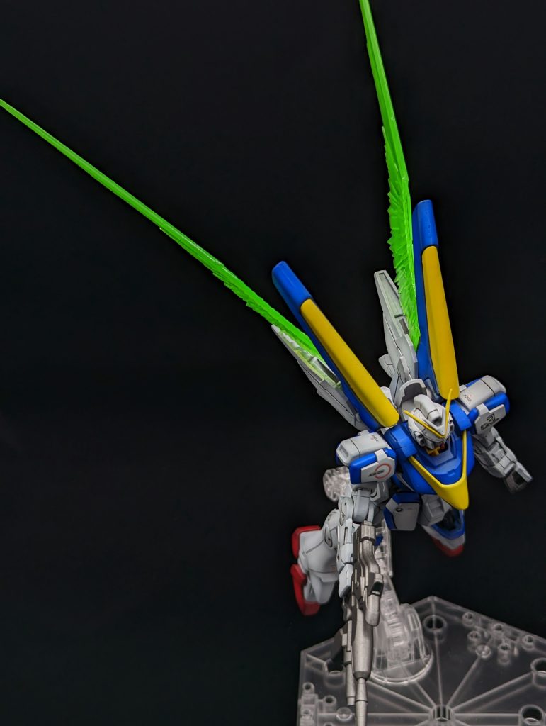 今回も光の翼エフェクトは、RGサザビーの余剰パーツで代用です。