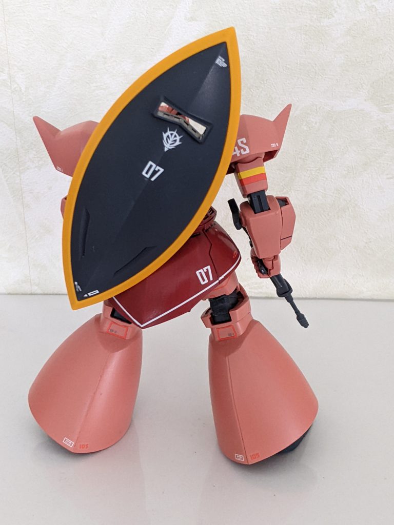 外側のピンクとあずき色部分だけ筆塗り塗装で、他は無塗装です。デカールは量産型ゲルググを含んでいるガンダムデカールから流用してあちこち貼りました。よくよく見るとザクやグフのものも混じってます（汗）