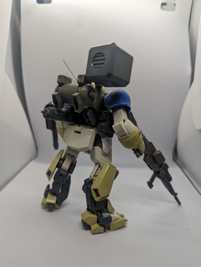 無塗装状態の背面、ミサイルポッドの接続はロングライフルとケーブルを繋ぐL字のパーツを使用。極力元キットの素材を生かすように心がけました。