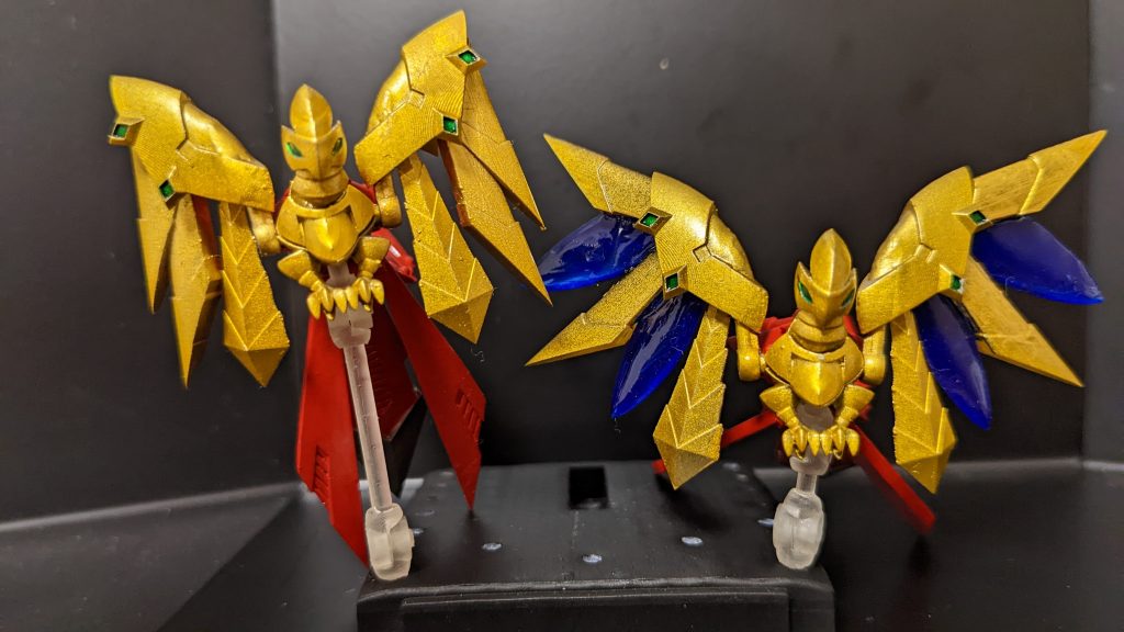 ホウ・オウ。まつ毛があるのがホウで、この写真だと右側の羽根を広げてる方です。娘のフェネクスを心配したスペリオルドラゴンが結晶鳳凰にお願いして、派遣された彼ら。今回は、立体化していませんが、それぞれフェネクスの武器と鎧にフォームチェンジする設定があります。また、輪廻騎士フェネクス(不死鳥の鎧)の翼と肩鎧に変形する設定も存在。今後、それぞれ立体化予定です😊