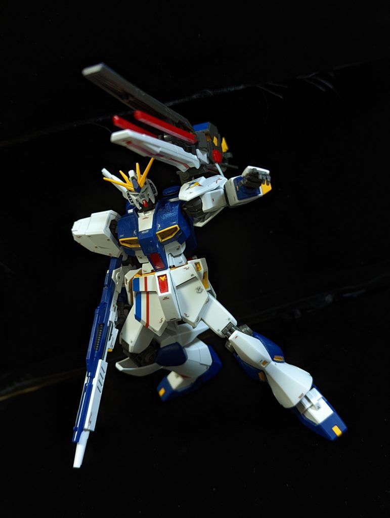 EGの福岡νガンダムは武器が付属しないので、これまたRGのビームライフルを拝借。