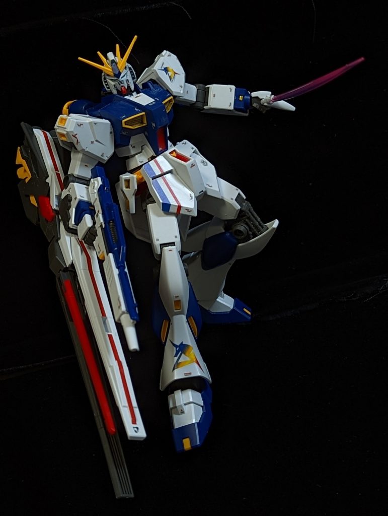 ロングレンジフィンファンネルを腕につけると、EGの関節強度だと腕が下がっちゃいます