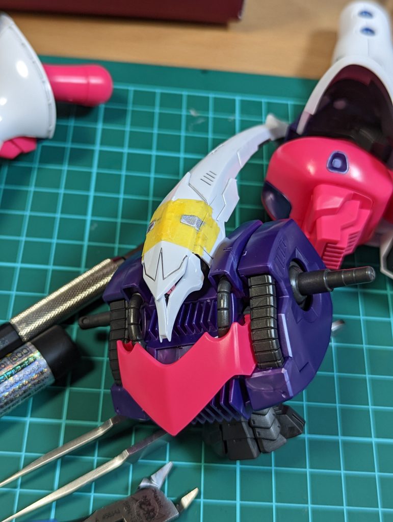 頭の一部をホロシルバーで塗っているところ