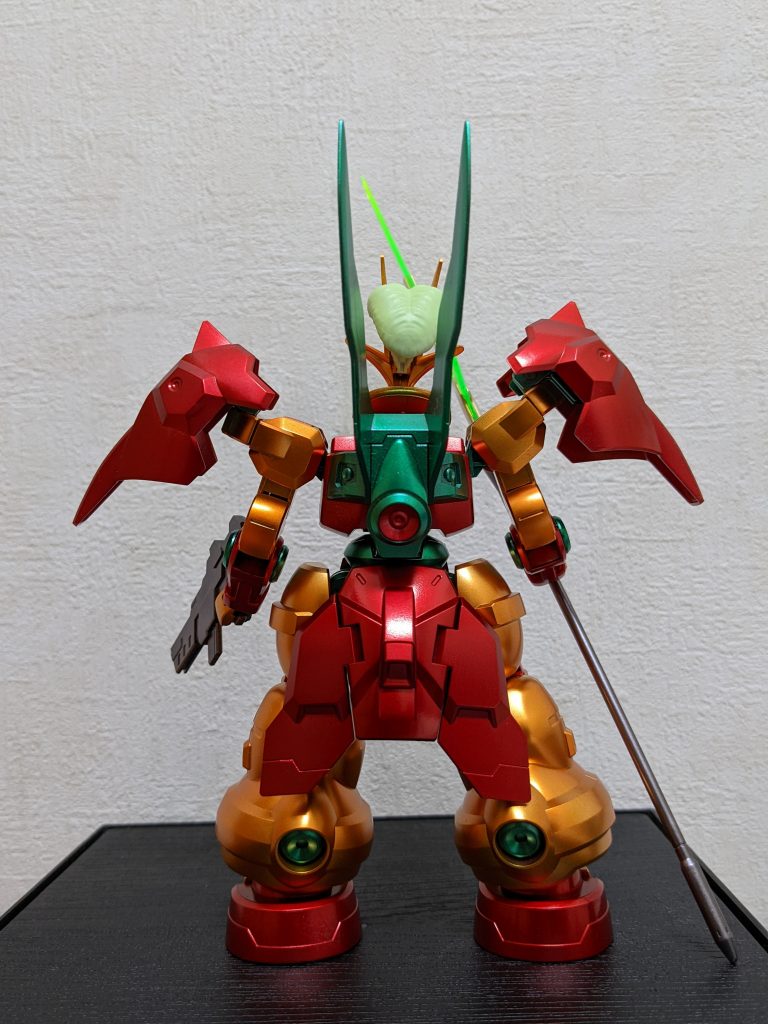 背面バックパックは、エアリアルの時と同じように、他の箇所と赤・緑を逆転させました。バックパックを別色で塗りたがるトコが、昭和のオールドタイプだな、とつくづく思います💦あと、この配色だと、リアスカートがエビの尻尾に見えません❓