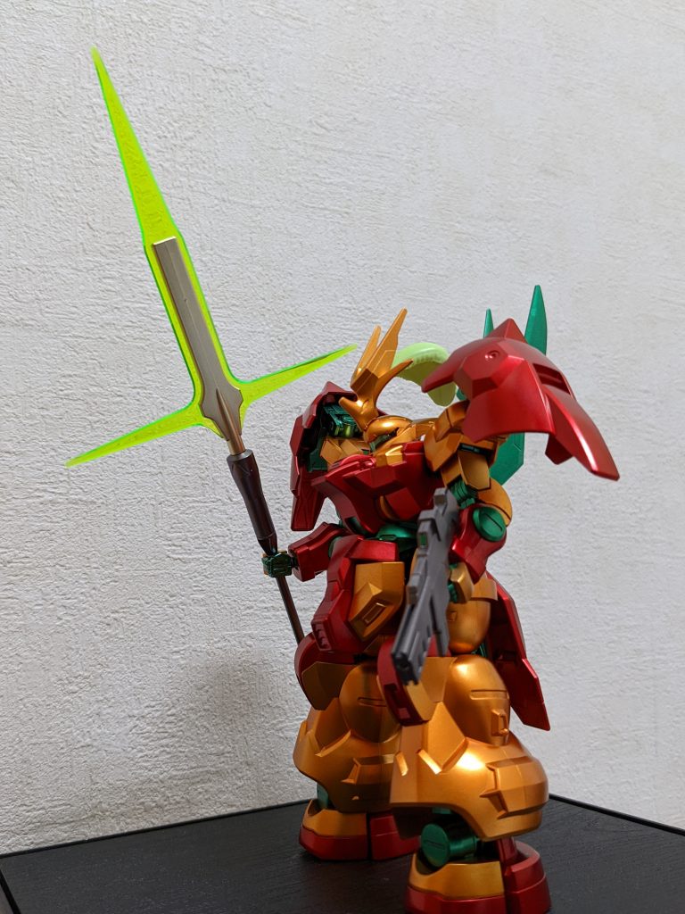 斜め横から頭の飾り羽根は、着けるの止めようかとも思いましたが、良い子なので残さず全部食べました😆白のままでも面白さに欠けると思ったので、軽く蛍光グリーンを吹いときました😉