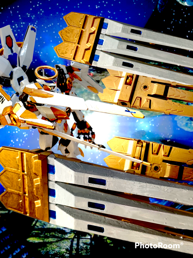 その後、対象の腰部のパーツが分離これをドレスファンネルと呼称する。ドレスファンネルが分離後対象の右腕部が変形分離したドレスファンネルが右腕部を中心に円形に展開。