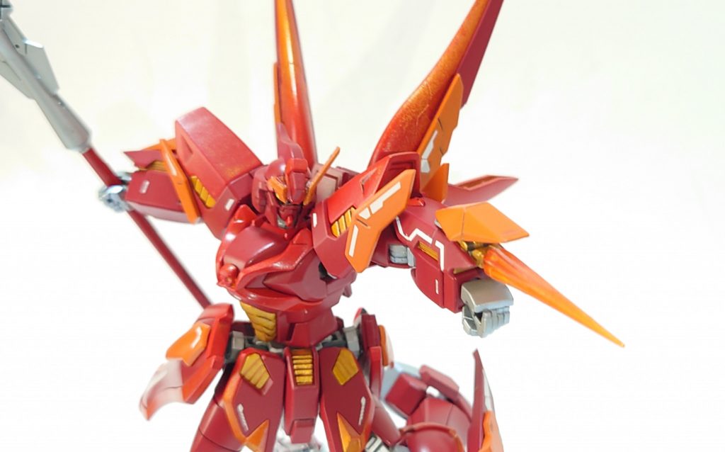 『フレイム・ウィップ』機能としては長く出せるビームサーベルだが、自身のIフィールドの干渉により振るうとムチのようにしなり揺らめくためそう命名された。高度な操縦技術により干渉させるIフィールドとビームの出力調整で空間を縫うように伸びてくる。出力を抑えてビームスパイクとしてごく近距離での戦闘にも使える。