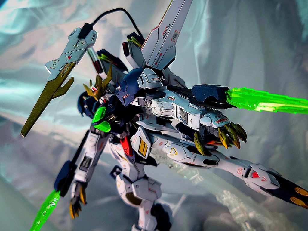 両腕にビームソード、腰部にテイルブレードを装備