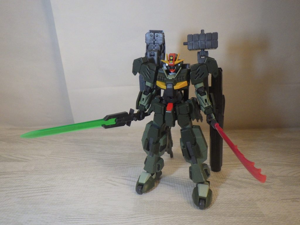 近接戦はシールドのナイフ以外ではコマンドソード改とビームサーベルの二刀流。