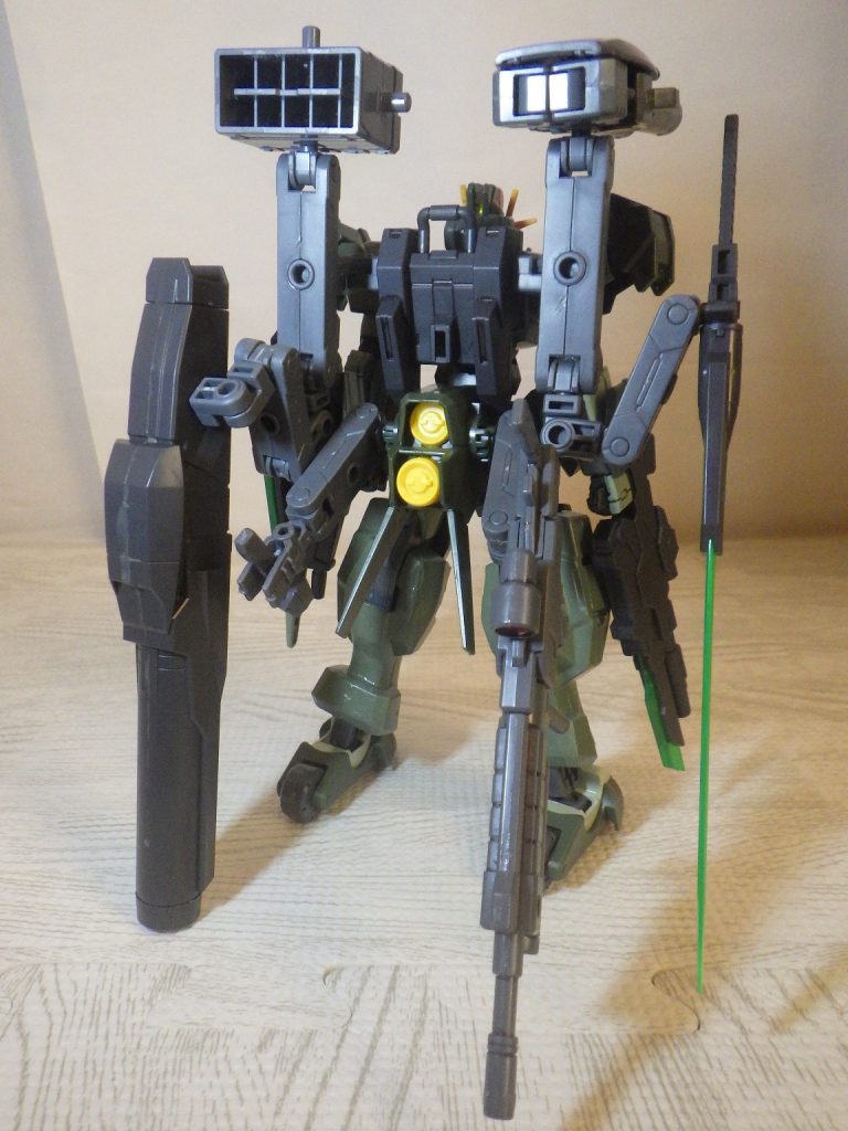 後ろのジョイントはバトルアームアームズにして可動と武装追加。バトルアームアームズのミサイルとどっかのキャンペーンで貰った2連ビームキャノンを装備。サンダーボルトのフルアーマーガンダム及びサイコ・ザクをイメージしました。