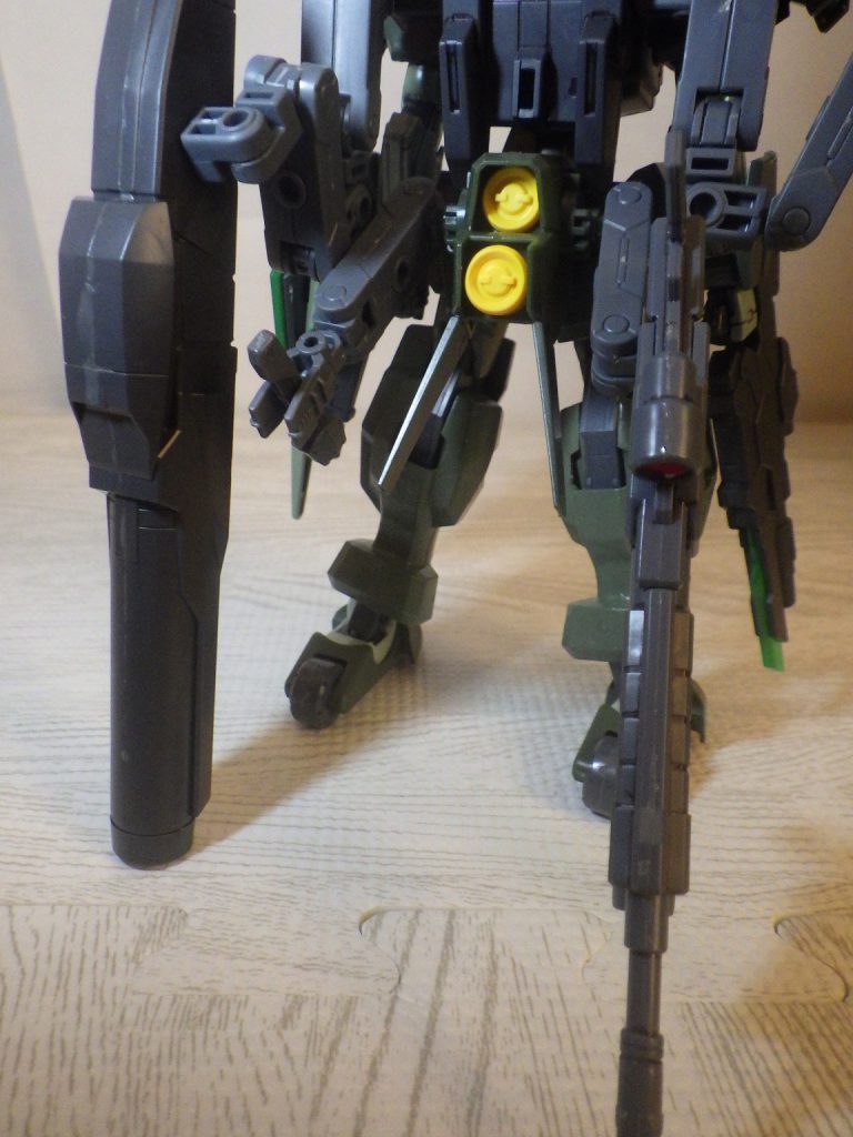 下半身の武器は右はグリモアレッドベレーのライフル。左はコトブキヤのビームサーベルを追加。