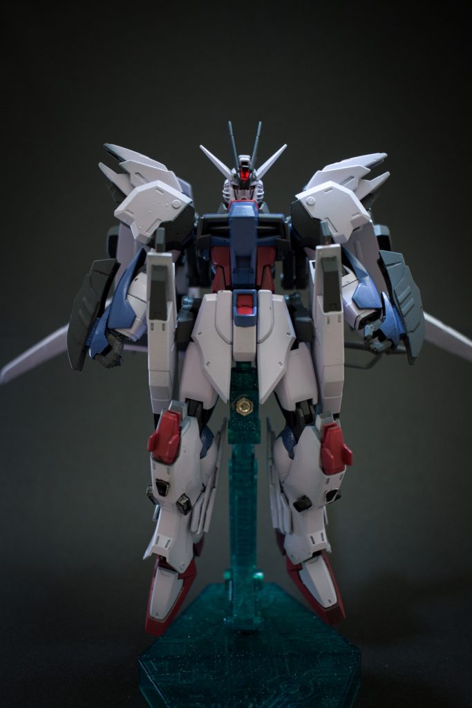 ディグレードは「堕ちる」とかそういう意味です。キラ、アスランさえも倒し、デュランダル議長の言われるがままになっていくシンが乗ってくれたらいいなと思って作りました。以下脳内設定ZGMF-X42S-de  ディグレードデスティニーメサイア攻防戦終結後、地球連合軍・クライン派両軍とも制圧に大きく貢献したシン・アスカの乗機「ZGMF-X42S デスティニー」は激しい戦闘の末激しく損傷していた。そこでデスティニーの強化プランとして近接戦闘に重きをおいたこの機体が提案された。シンの要望によりアロンダイトは引き続き装備されている。・武装バスタードメイス / 大太刀 / ビームライフル / 短刀×4 / アロンダイト / 掌部ビーム砲 / CIWS(頭部バルカン)/ 腰部レールガン / 腕部ガントレット / サブアーム 案外武器多いな...