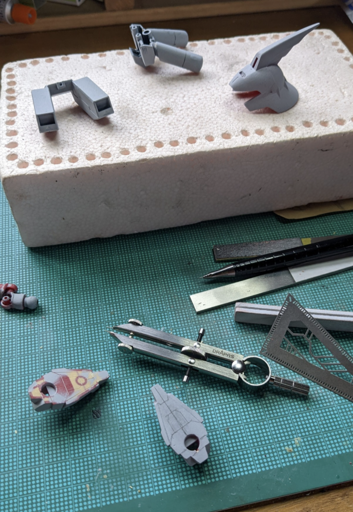 足の裏は肉抜きを埋めてスジ彫り