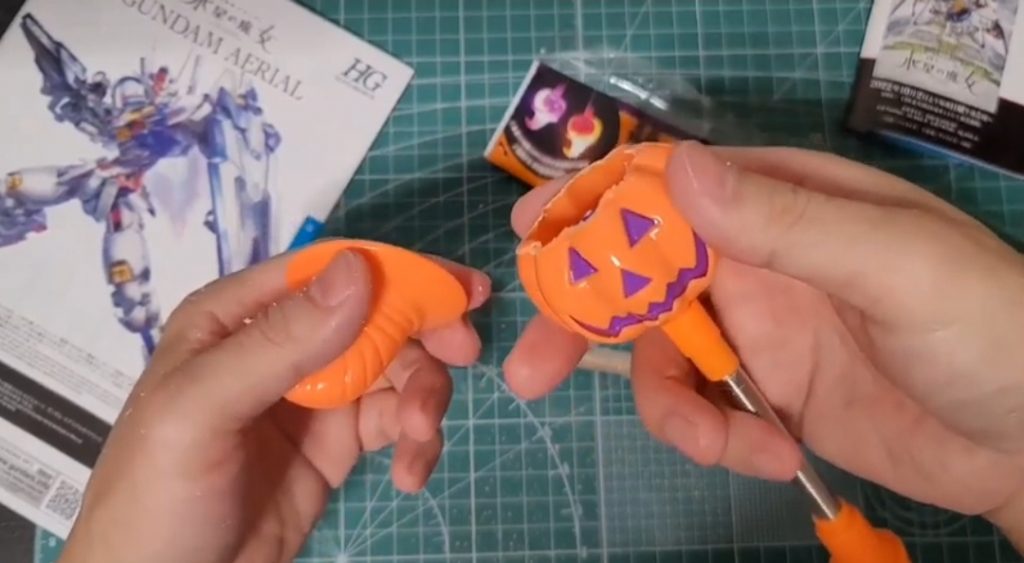 こちらも100っ均で購入した光るカボチャのステッキですがハットの部分だけ使いたかったのでカットしてハロに被せました。