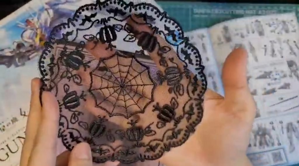 100っ均で買ったハロウィンの模様のレースを仕様してスパイダー模様を作りました。