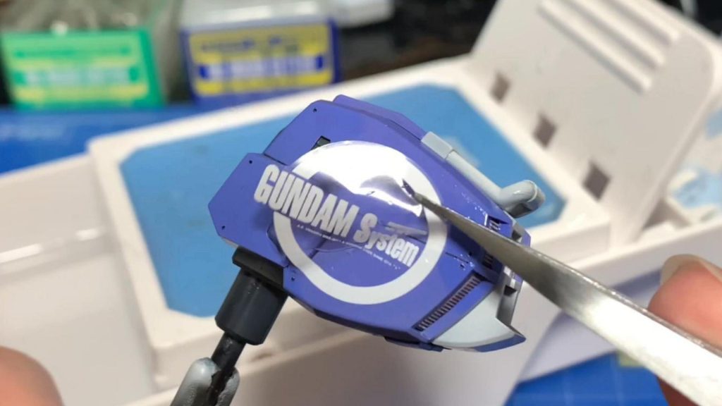 デカールはMG用EX-sガンダムのデカールを使用しています。HG用の奴は販売すらされていません。中華製のパチモンデカールがアマゾンにあって危うく買うところでした。(BANDAIさんHG用のデカール待ってます!!)