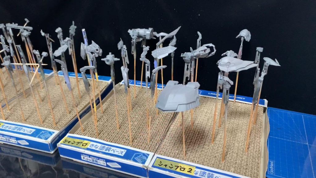 ガンダムコンバージはサーフェイサーを拭いてあげるとかなり塗装しやすくなります