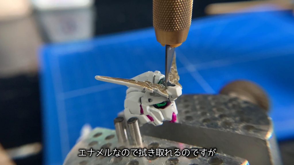 アンテナは４アーティストマーカーゴールドではみ出さないように塗ります