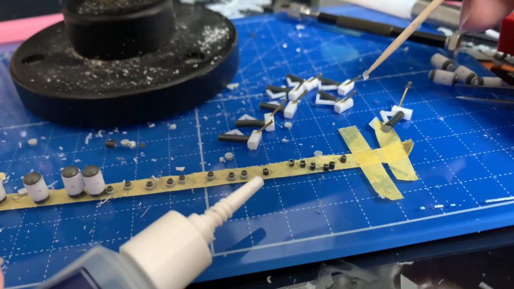 シャンブロの特徴的なリフレクター・ビットは、ランナーの切れ端やプラ材を使って自作しています。詳しい作り方はYouTubeにのっていますので、ぜひご覧ください！