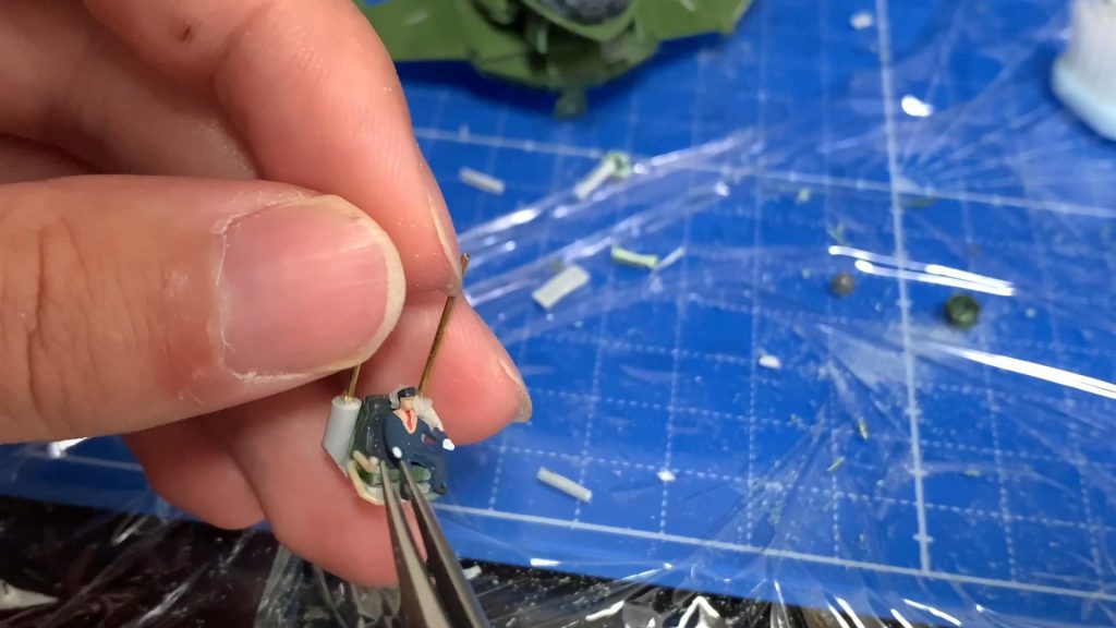 コックピットはプラ棒と真鍮線、ジャンクパーツの組み合わせで再現しています。パイロットはザ・人間の1/150サイズのバスの運転手を使いました。