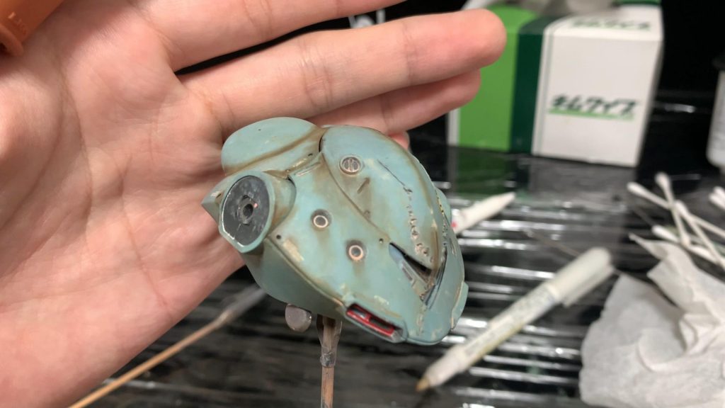 ハイゴックのウェザリングです。淵やモールドからの汚れを再現することで説得力を増し、失敗する確率を下げています。