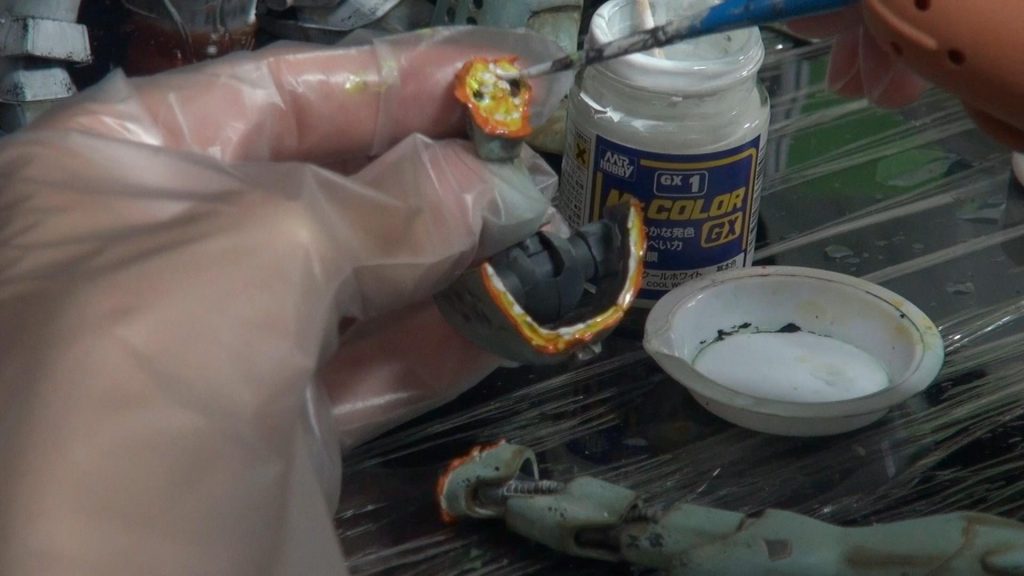 ビームサーベルで切られた断面を塗装で再現しています。オレンジ→黄色→白の順番で塗装しています。