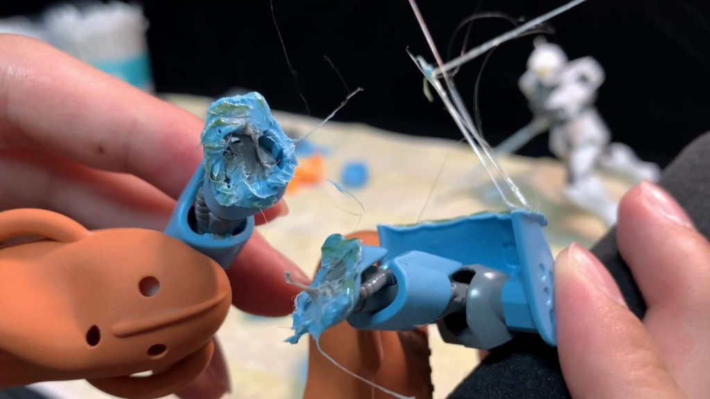 ヒートペンによるハイゴックの腕切断シーンです。ウェザリングもそうですが、汚したり壊したりする作業は得意じゃないので、心が痛いです( ;∀;)