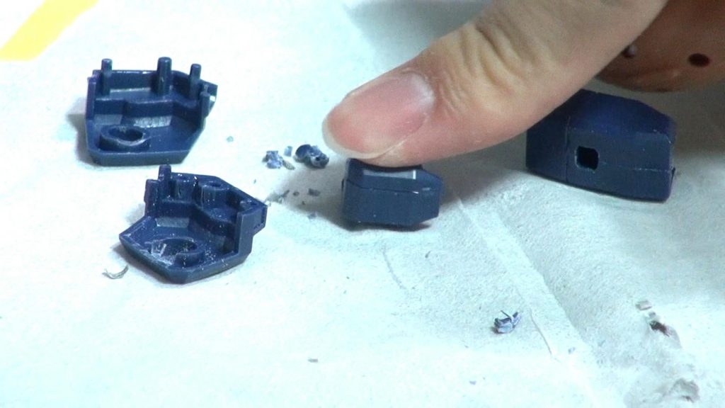 この機体は全体的に合わせ目が目立たない作りになっていますが、腕の合わせ目だけはハンパないので、後ハメ加工を駆使して処理します。しかしヘタクソすぎて失敗してしまいました。なんとか修正しましたが、皆さんもご注意ください( ;∀;)細かい動きはYouTubeで確認できます。