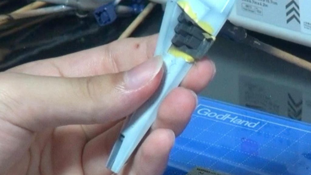 特徴的なシールドブースターの色分けはしっかりマスキングをして塗装します。段差になっているのでマスキングが大変でした。