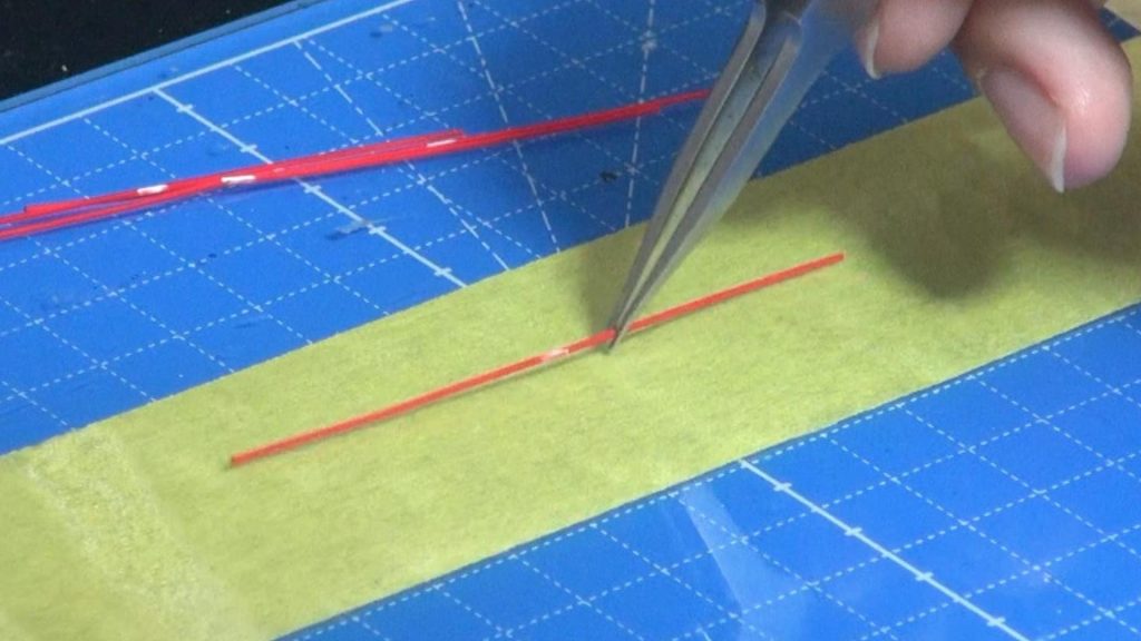 アクセントのレッドチップは0.3×0.3の四角形のプラ棒をレッドで塗装して、使うときに必要な長さを切り出します。切った瞬間に飛んでいくので、マスキングテープの上に貼ってから切るのをオススメします。切り口はレッドでちょんちょんと塗ってあげれば目立ちません👍