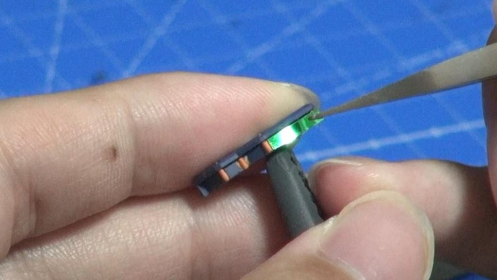 頭のセンサー部はラピーテープと部分塗装で仕上げています。このセンサー用にシールがついているのですが、使用せず、突起部分をオレンジで塗装し、センサー部は区間ごとに幅をはかってラピーテープで貼っています。手間はかかりますが良い仕上がりになるのでオススメです。