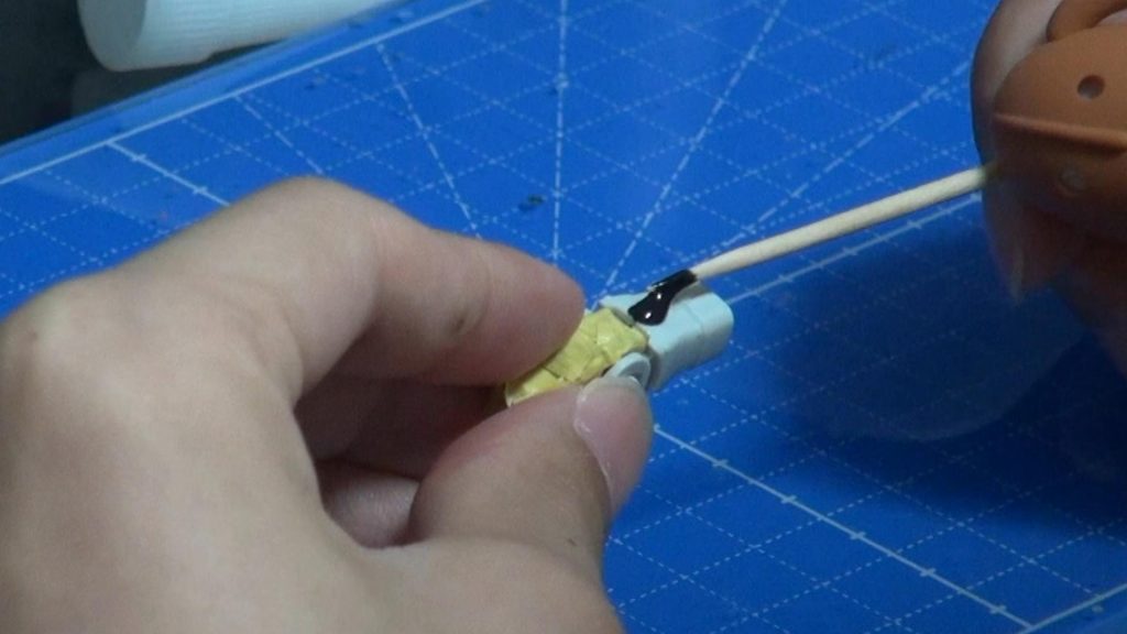 黒い瞬間接着剤での腕のぱっくり段落ち処理です。どこでも段落ちにしたらカッコいいというわけではありません、適材適所があります。ここはしっかり埋めた方がカッコいいと判断しました👍