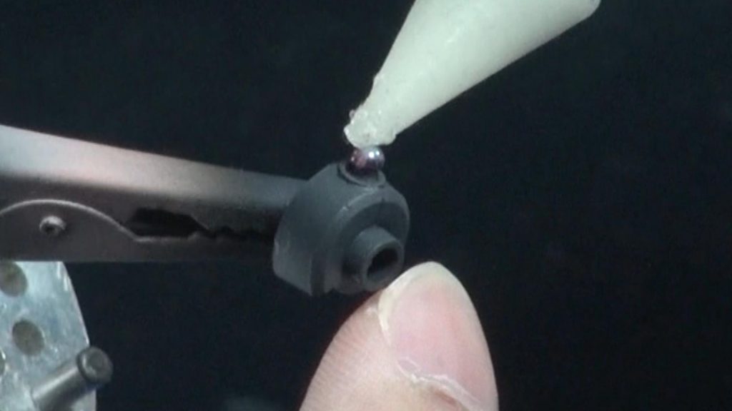 モノアイはハイキューパーツさんのVCドーム2(ピンク)を使用しています。普通にハメるだけではイマイチですが、光をモノアイに向けてしっかり当ててあげると、めっちゃ光ってくれます( *´艸`)