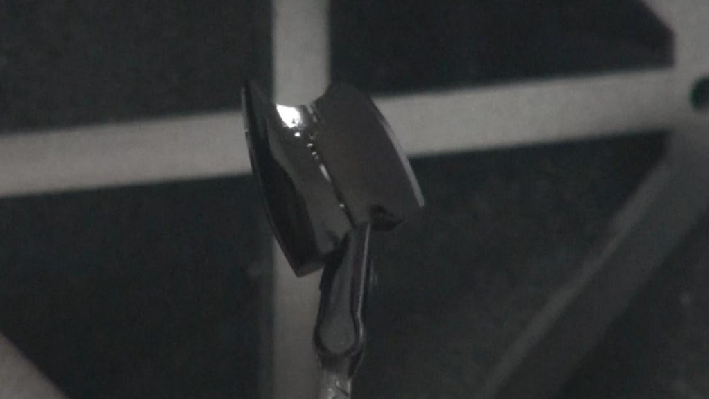 最近は下地塗装にサーフェイサーを使わなくなりました。写真はガイアノーツさんのEXブラックを塗ったパーツです。私が下地にサフを使うと基本塗装が終わってつや消し塗装をする頃には、表面がザラザラで、塗膜も弱く爪で軽くこすったらはがれてしまいます。このブラックを使うと塗膜がツルツルテカテカになります。基礎である下地塗装がツルツルピカピカなので、そのあとにする塗装もザラザラになりません。塗装で困っている方、ぜひサフを使わない塗装、試してみてください。