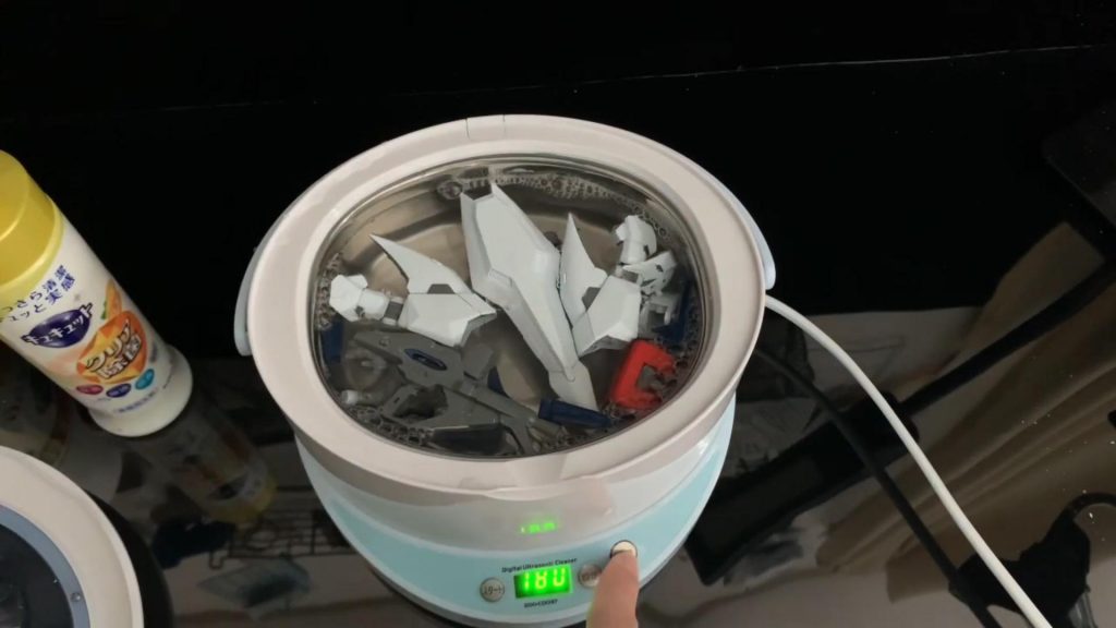 パーツ洗浄の様子です。中性洗剤を入れて超音波洗浄機で洗っています。「楽」にヤスリカスが取れるのでこの方法でやっています。
